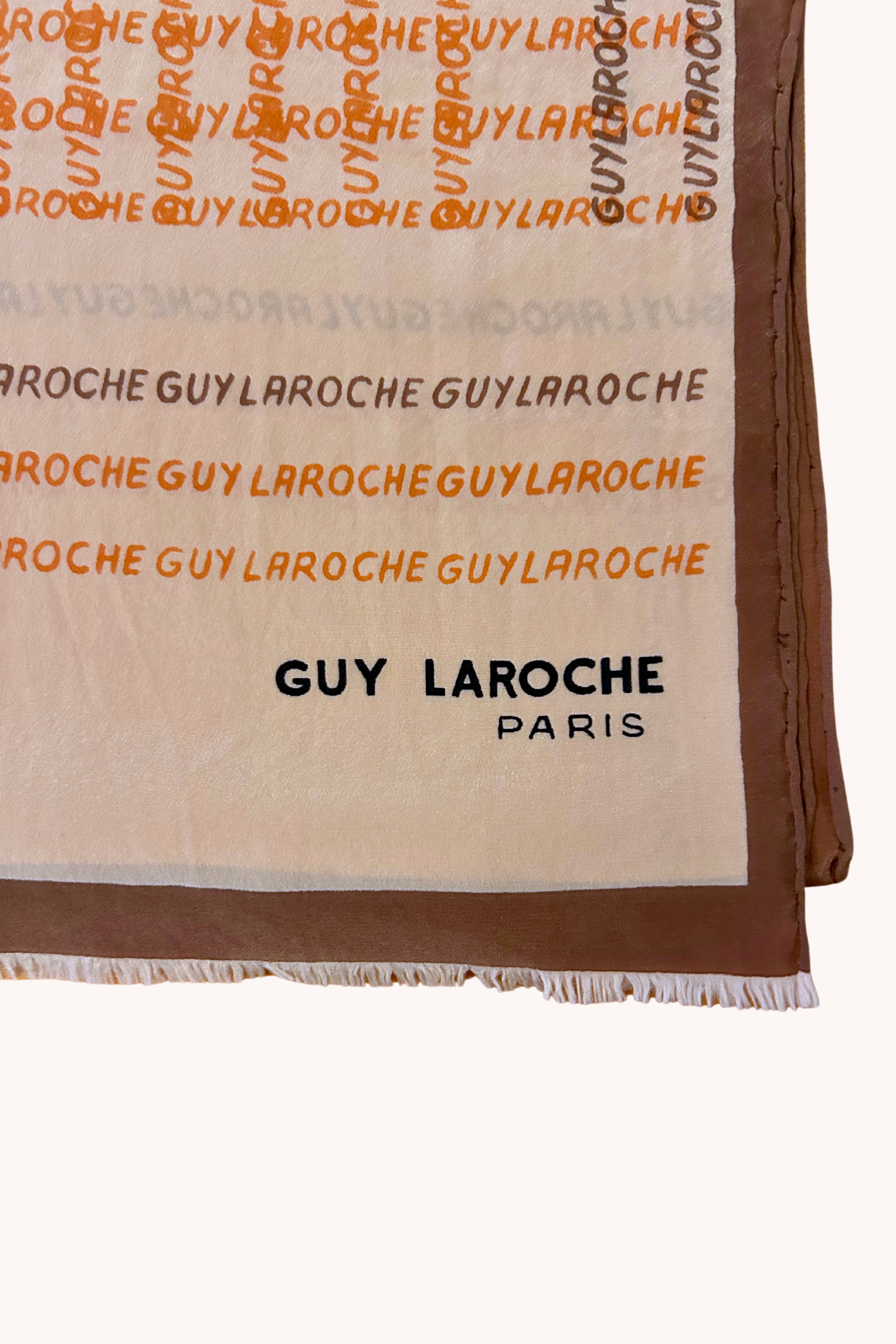 Foulard en soie Guy Laroche
